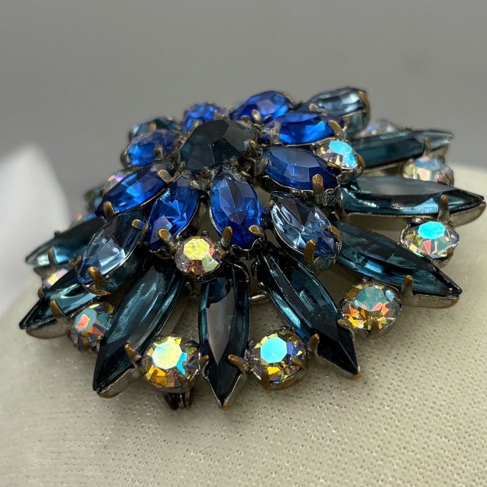 Vintage MCM Blue Rhinestone & Aurora Borealis Sunburst Brooch - Picture 8 of 16